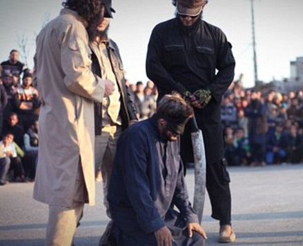 &quot;Ислямска държава&quot; екзекутира мъж, обвинен в магьосничество, на площад, пълен с деца (Снимки 18+)