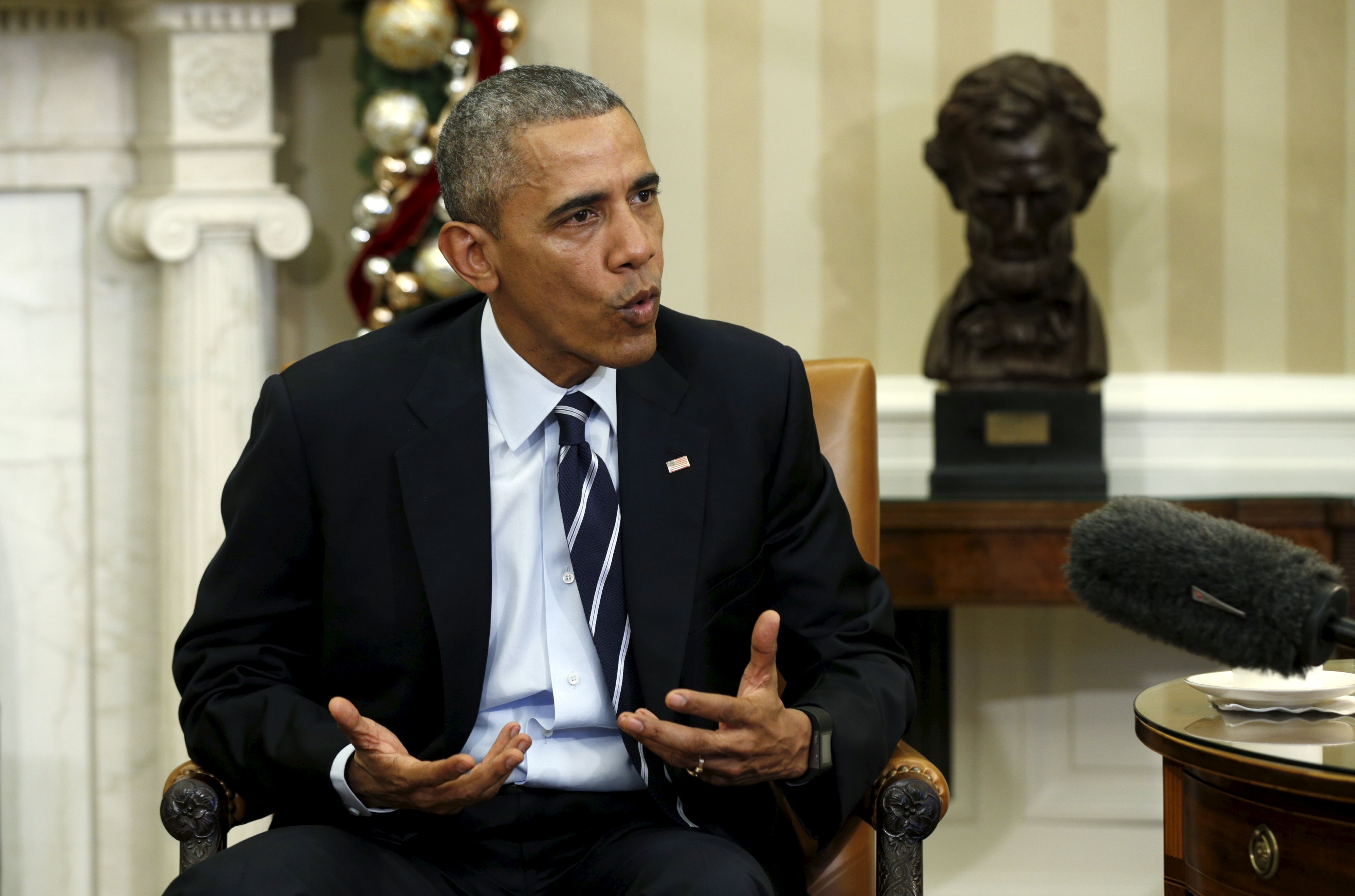 Обама с провокативно изказване на помен на загиналите полицаи в Далас