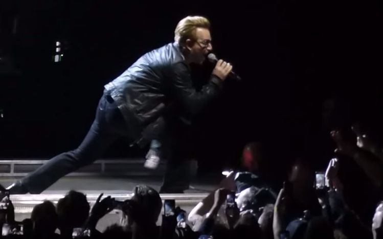 U2 почете с концерт в Париж паметта на загиналите при атентатите (ВИДЕО)