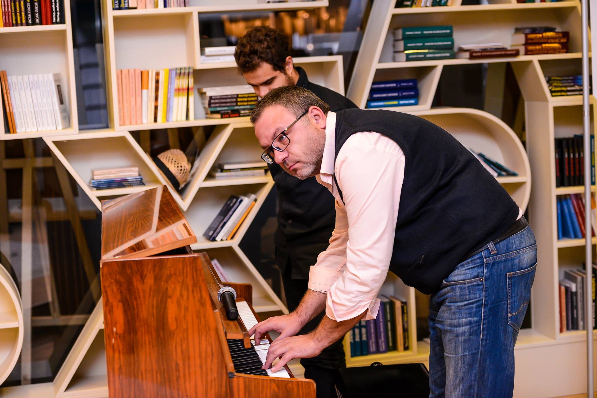 Как се гали пиано учат джаз младоци от Ангел Заберски-син
