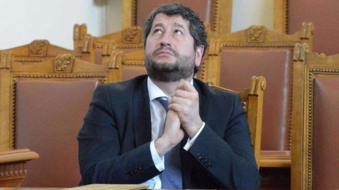 Извънредно в БЛИЦ: Христо Иванов следи дебатите за конституцията в залата!