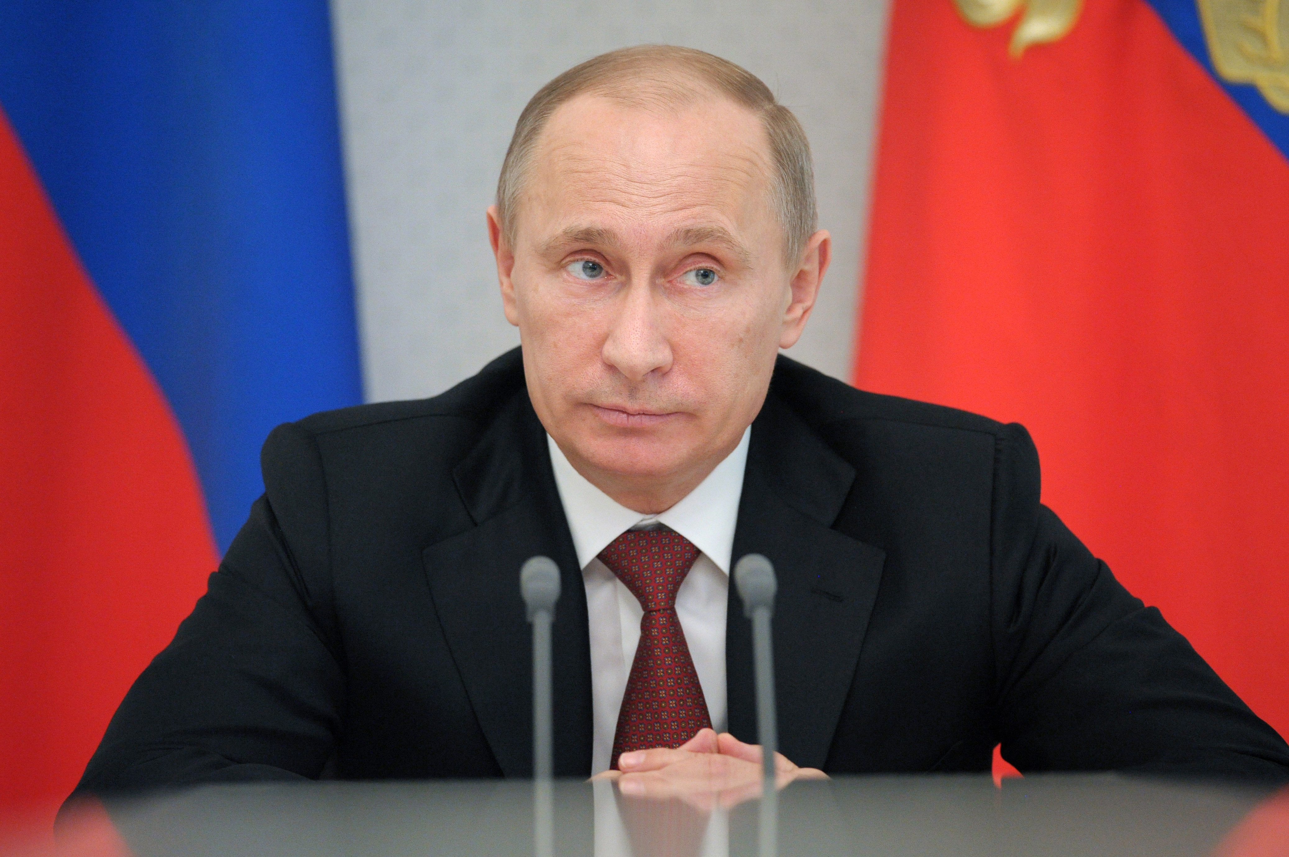 Какво е общото между Путин, писалка със сребърен двуглав орел и 63 хил. евро?