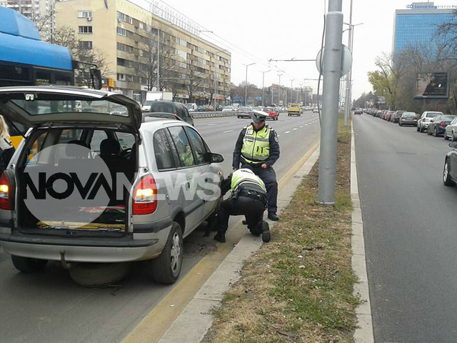 Кавалери: Пътни полицаи сменят гума на закъсала софиянка