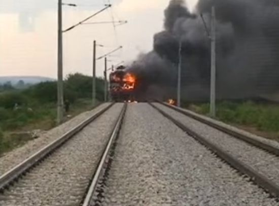 Пътнически влак пламна край Велико Търново 