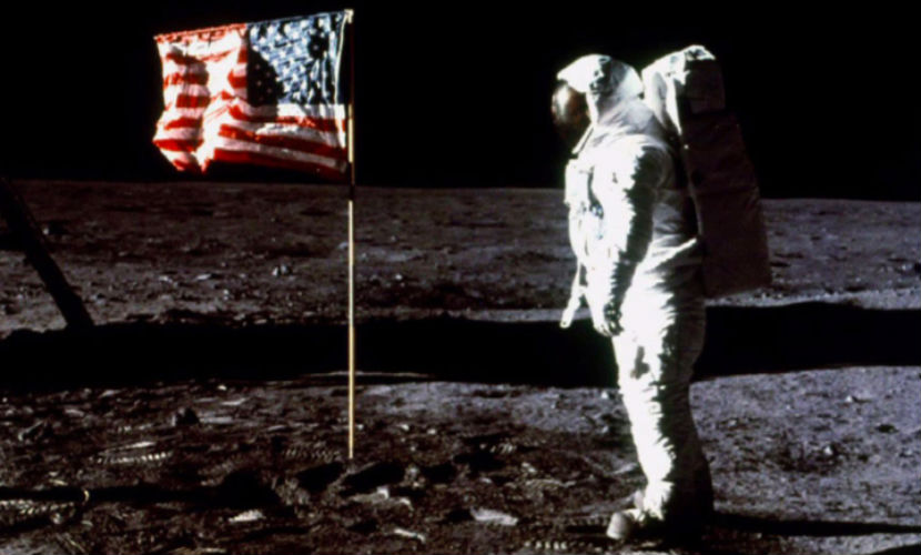 Архивите проговарят сензационно! Нийл Армстронг не бил стъпвал на Луната! (ВИДЕО)