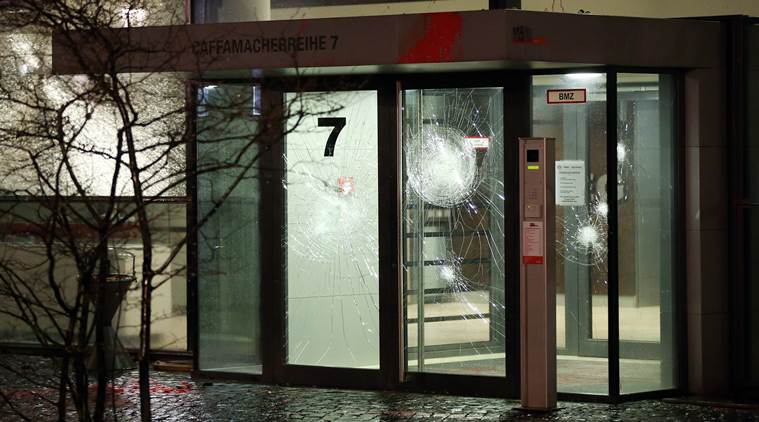 Нападнаха и потрошиха офиса на Фейсбук в Германия (СНИМКИ/ВИДЕО)