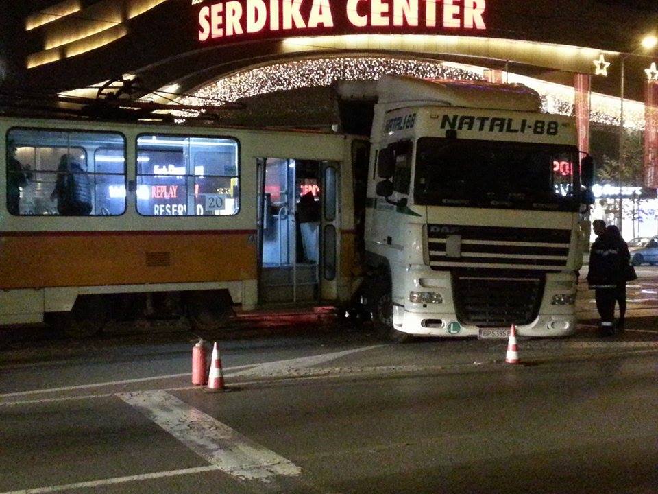 На вниманието на столичани! Автобуси поемат трамвайните линии №20 и №23 заради катастрофата на „Ситняково”