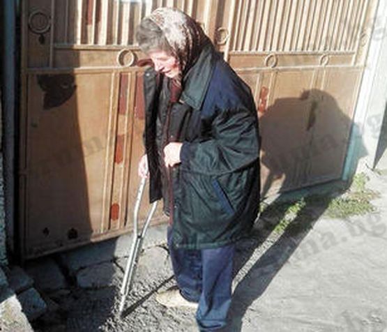 Неравна битка: Бясна баба с патерици гони коварна лисица в двора си 
