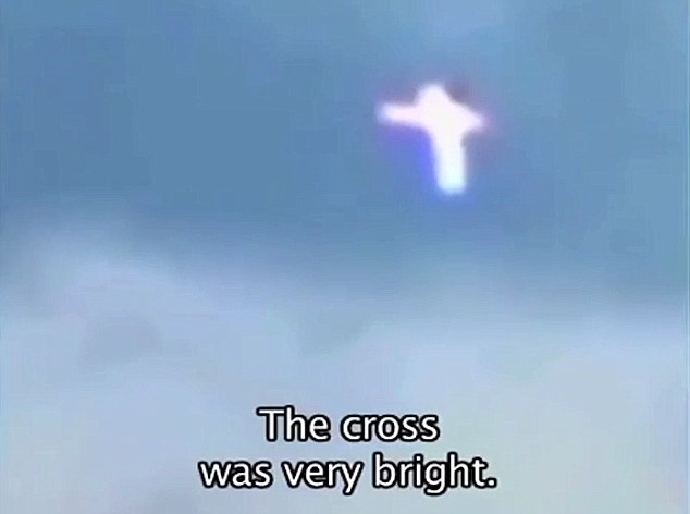Божие послание за мир: Мистериозни кръстове от светлина летят над военната зона в Украйна (СНИМКИ/ВИДЕО)  