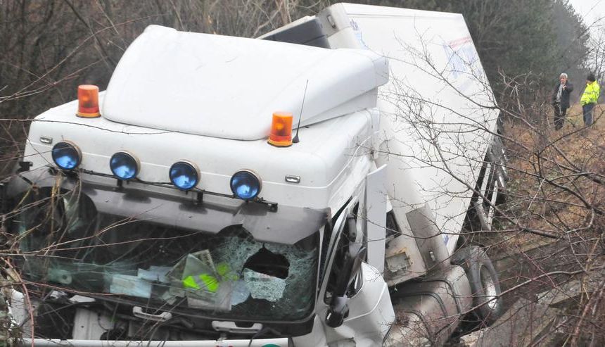 Жестока  катастрофа на входа на Варна, ТИР се е забил в камион 