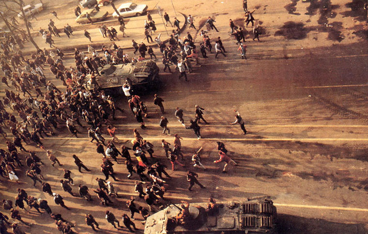 На този ден: През 1989 г. революцията в Румъния против диктатурата на Чаушеску навлиза в кървава фаза