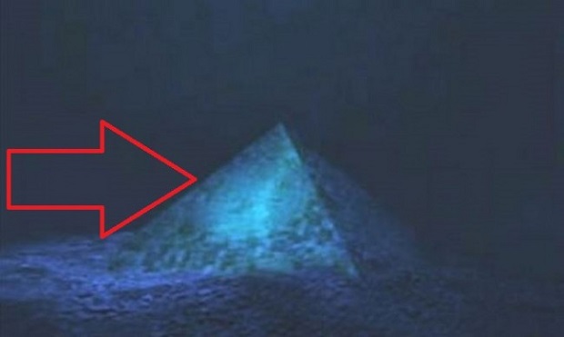 Две гигантски стъклени пирамиди са в центъра на Бермудския триъгълник (ВИДЕО)