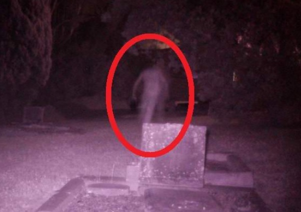 Призрак обикаля гробище, мистици го преследват