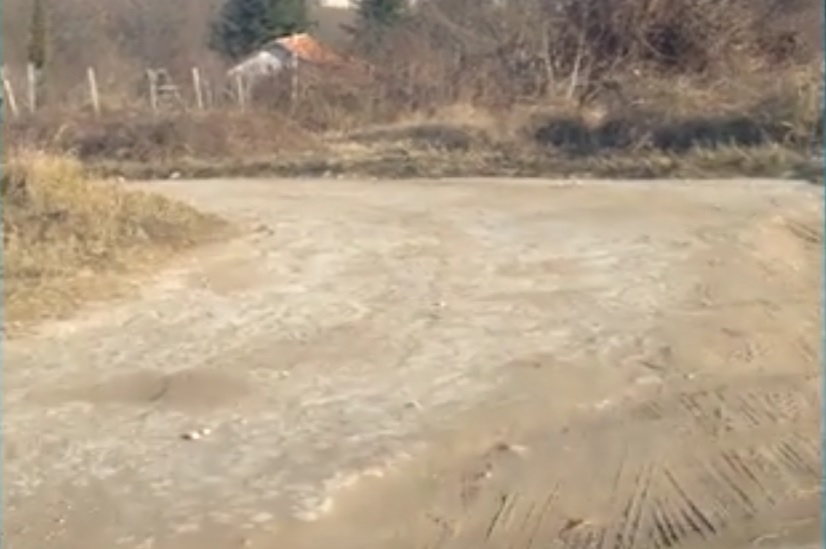 Потресаващо! Така изглежда път в България, който не е ремонтиран 50 години (ВИДЕО)