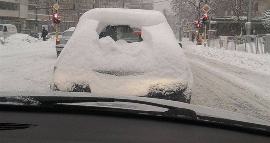 Супер трик: Как да изчистите колата от снега за 2 секунди (СНИМКА)