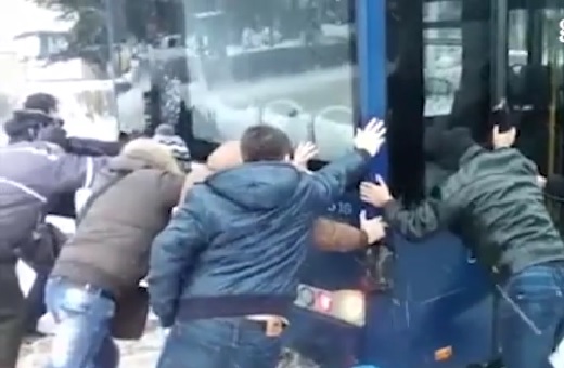 Пълен абсурд! Бургазлии бутат автобус на градския транспорт в преспите (ВИДЕО)
