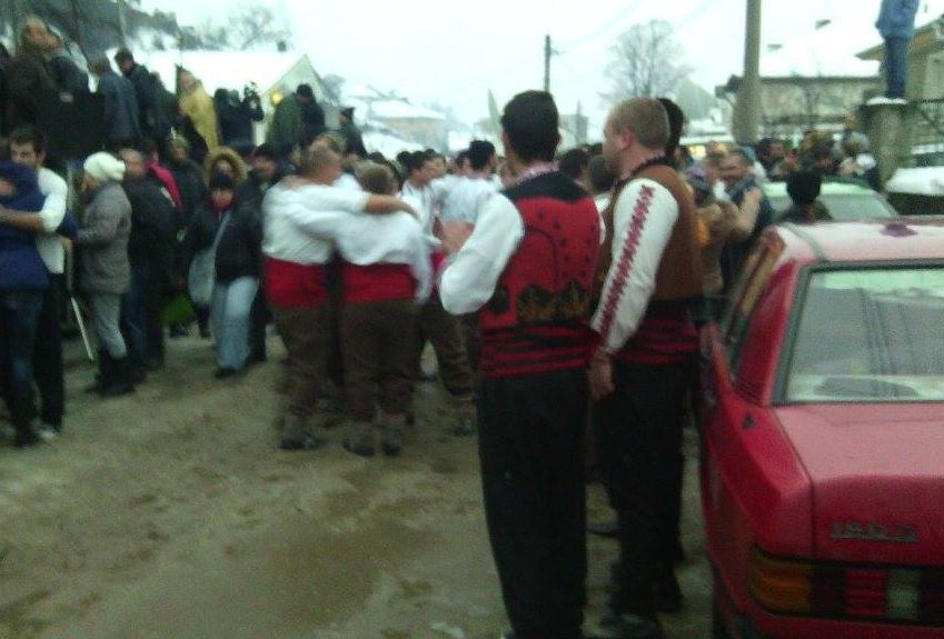 В Калофер мъжете нагазиха Тунджа, води ги кмет и областен управител (СНИМКИ)