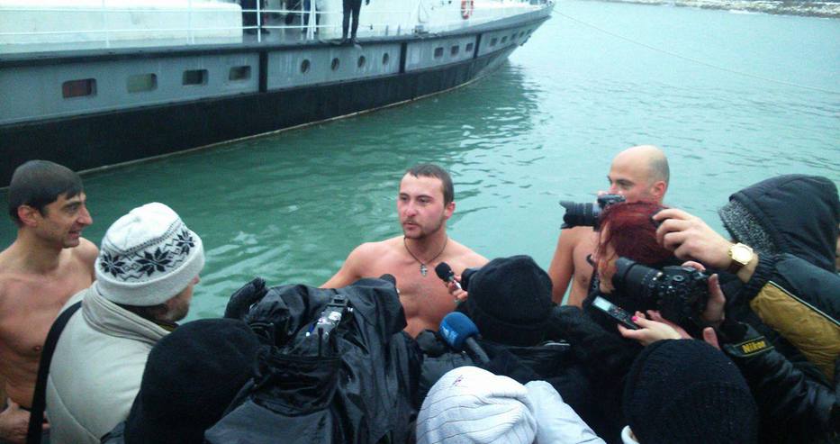 24-годишният Анжел извади кръста от морето във Варна