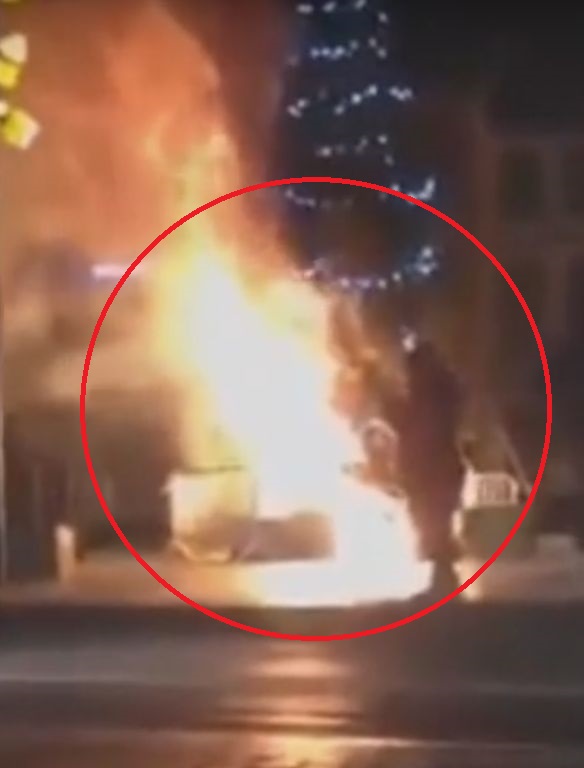 Мигранти запалиха коледна елха в Брюксел с &quot;Аллах Акбар&quot;, метнаха кола от стълбище (ВИДЕО)