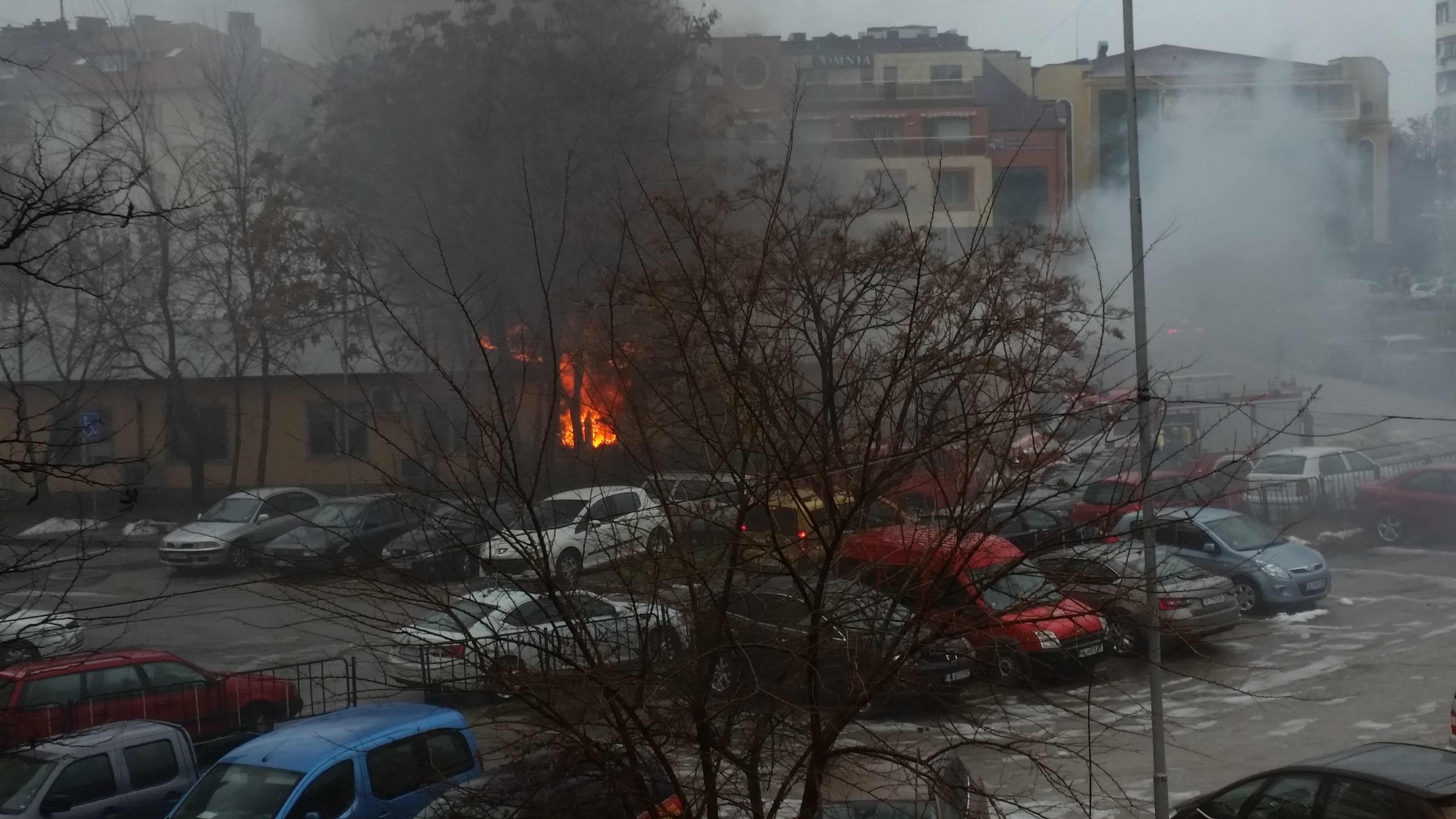 Първо в БЛИЦ: Пожарът в Басейнова дирекция във Варна тръгнал от компютър (СНИМКИ)