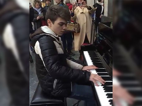 Удивително: Тийнейджър посвири на пиано, докато чакаше влака си и...подписа договор с известен продуцент (ВИДЕО)