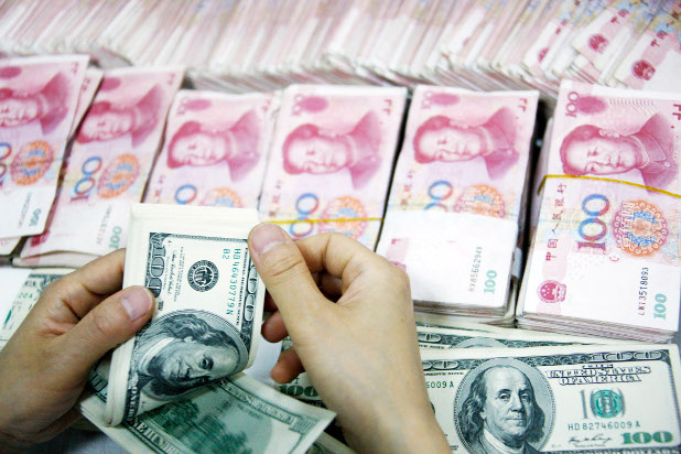 Криза: Пекин ограничи продажбите на долари 