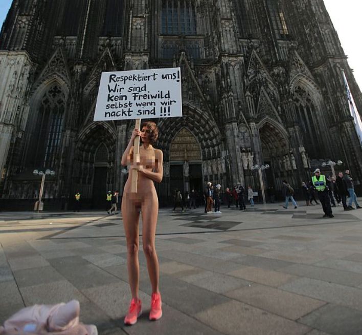 Художничка се съблече чисто гола на протест срещу сексуалното насилие в Кьолн (СНИМКИ/ВИДЕО 18+)