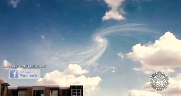 Какво се случва с адронния колайдер? Туристи заснеха мистериозни облаци и НЛО над инсталацията (СНИМКИ/ВИДЕО)