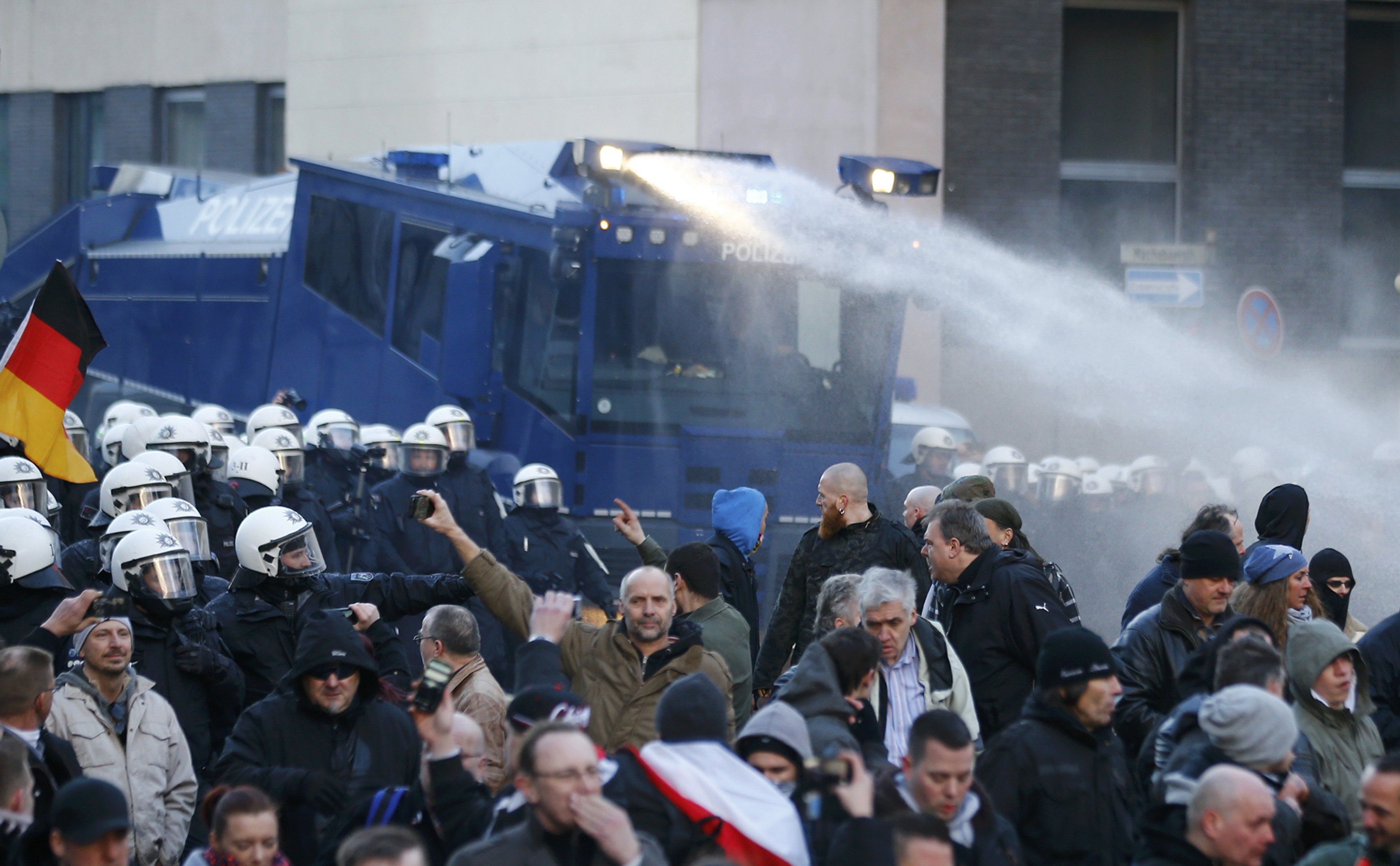 Ексцесии в Кьолн! Полицията нападна протестиращи срещу бежанците с водни оръдия и сълзотворен газ (НА ЖИВО)