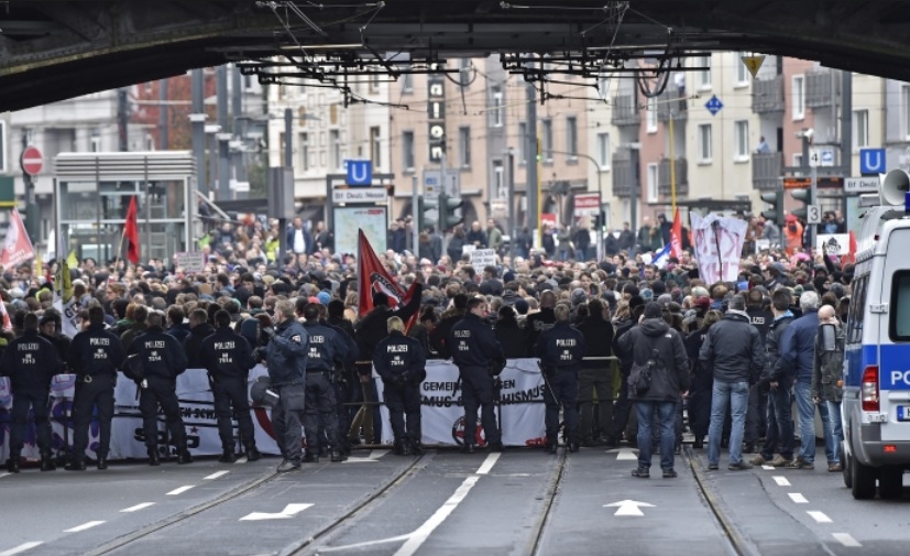 Дойде ли часът за разплата: 1700 полицаи пазят демонстрация на &quot;Пегида&quot; в Кьолн (НА ЖИВО)