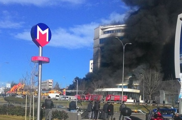 Тотален хаос в Истанбул! Хотел пламна в азиатската част, летят пожарни и линейки (СНИМКИ/ВИДЕО)