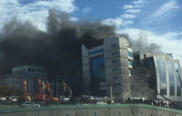 Тотален хаос в Истанбул! Хотел пламна в азиатската част, летят пожарни и линейки (СНИМКИ/ВИДЕО)
