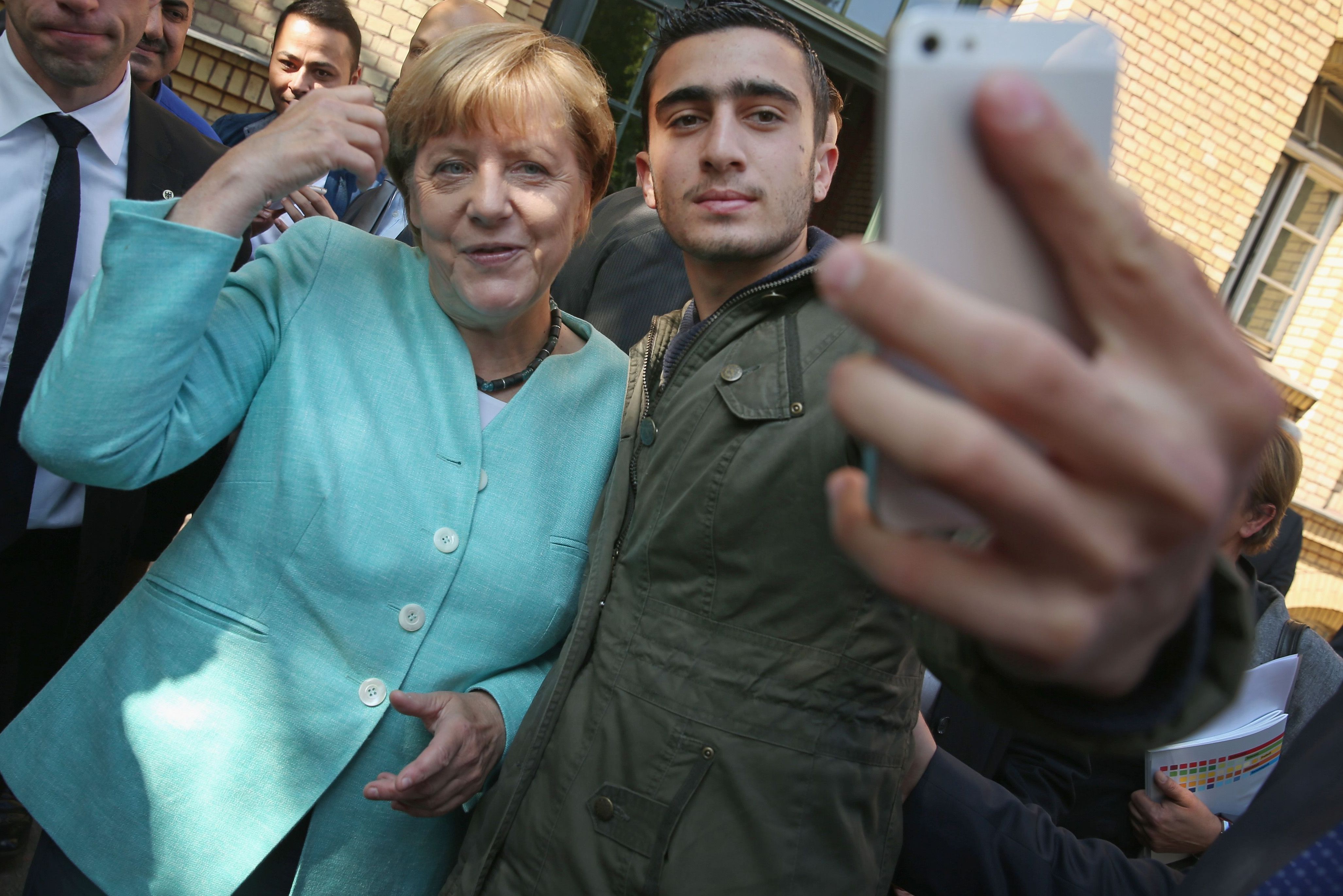 Меркел с обратен завой: Върнаха стотици мигранти в Австрия след скандала в Кьолн