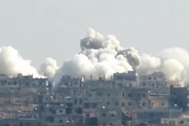 Ексклузивно за войната: Сирийските ВВС подпукаха ДАЕШ с касетъчни бомби! (ВИДЕО)