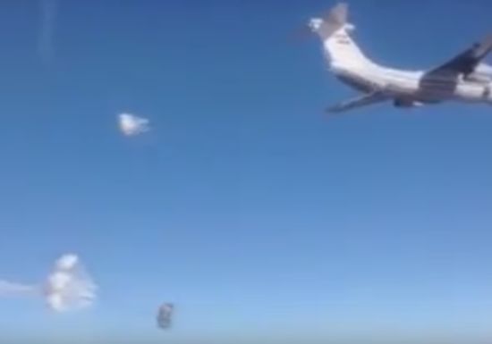 Огромен сирийски самолет сипе руска хуманитарна помощ за Дейр ез Зор (ВИДЕО)