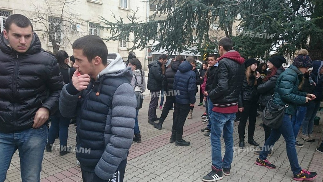 Съученици и приятели на убития Тодор окупираха съда (СНИМКИ)