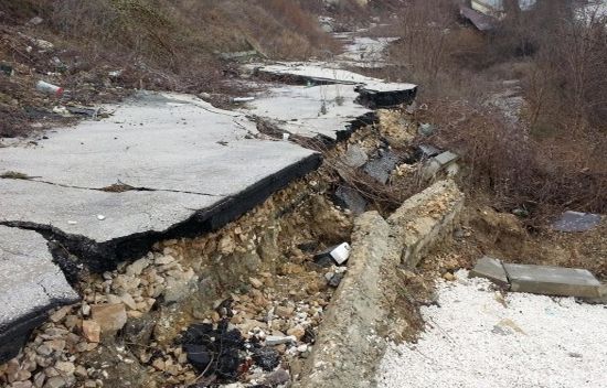 Воден ад в Кирково: Поройният дъжд активира свлачища, микроязовирите са пред преливане