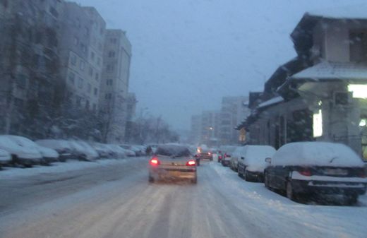 Близо метър сняг засипва Велико Търново, вдигат под тревога града