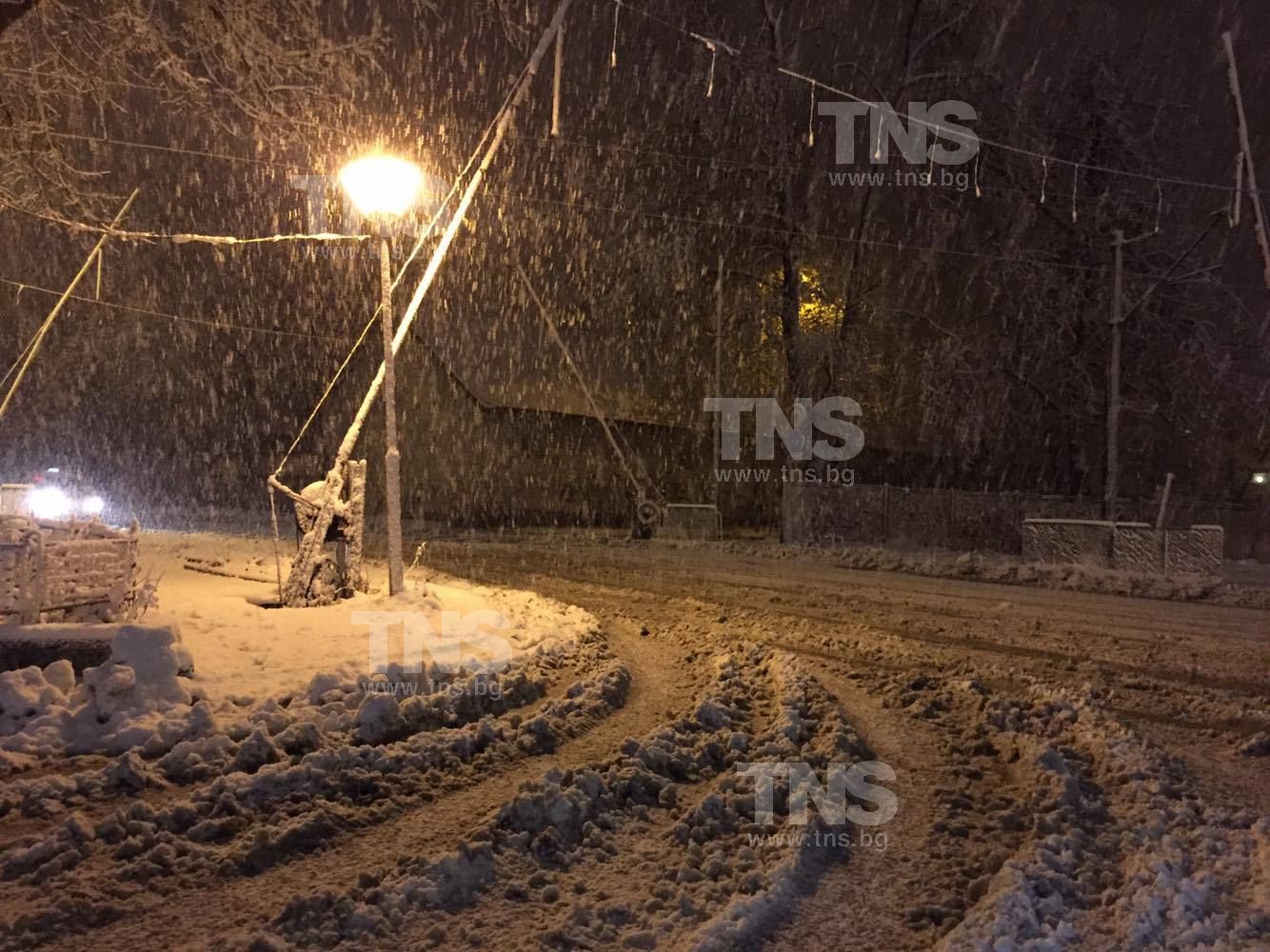 Дебелият сняг блокира Пловдив (СНИМКИ)