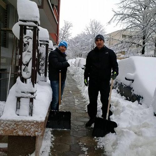 Цветан Цветанов и млад съпартиец изринаха снега пред блока (СНИМКИ)