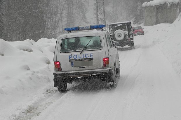 Снегът блокира Велико Търново, десетки шофьори прекараха нощта на студено