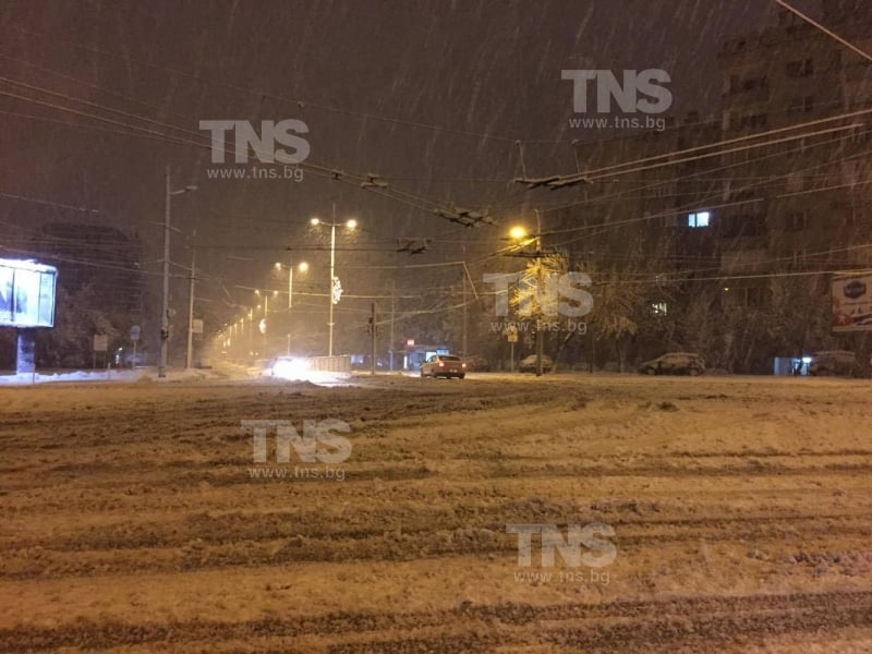 Дебелият сняг блокира Пловдив (СНИМКИ)