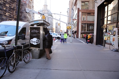 Кабинка за самозадоволяване поставиха в центъра на Ню Йорк (ВИДЕО)