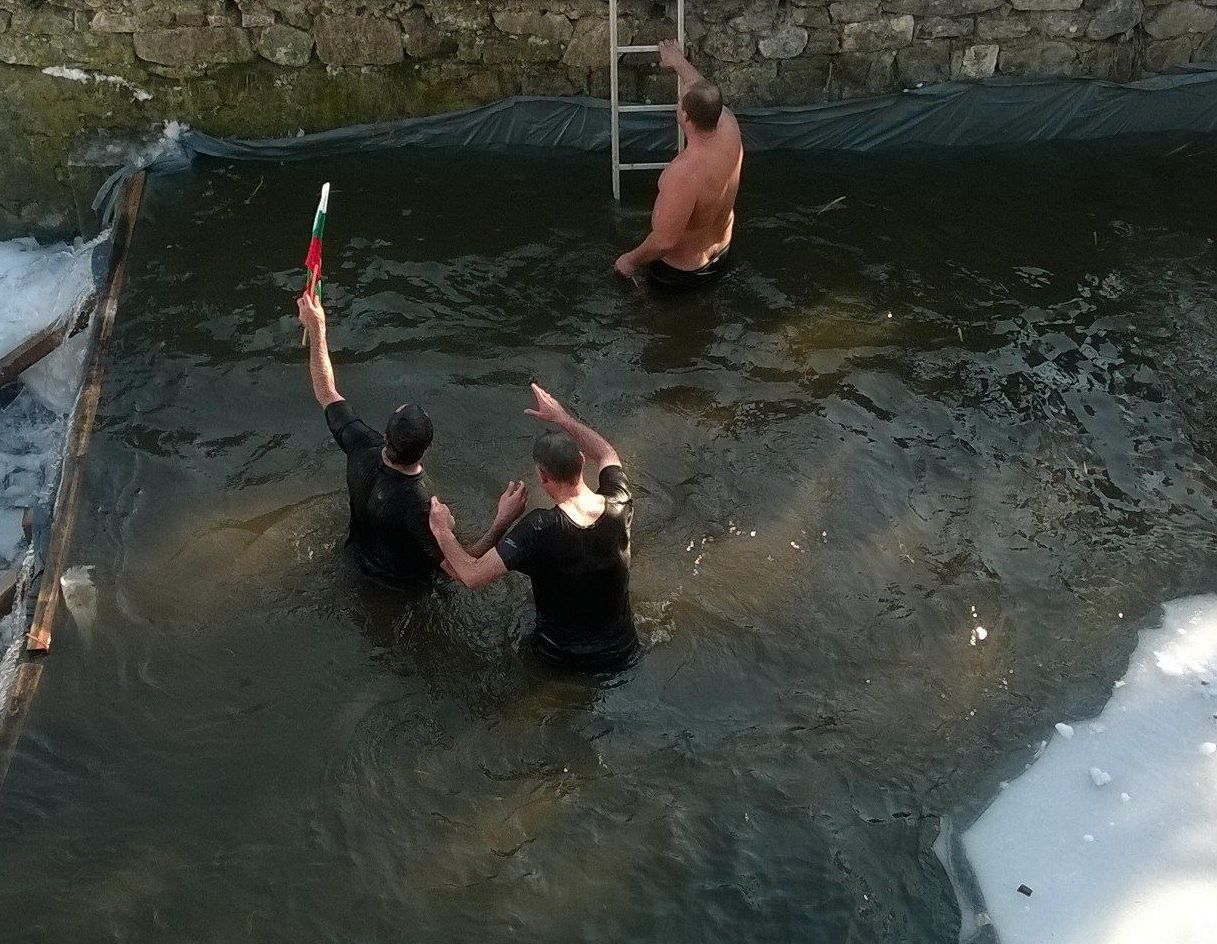 Юнаци: Кметът на Перущица и приятели се къпаха за здраве в ледената река (СНИМКИ/ВИДЕО)