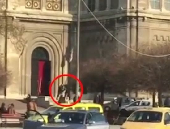 Задържаха мъж на стълбите на катедралата след гонка с полицията (ВИДЕО)