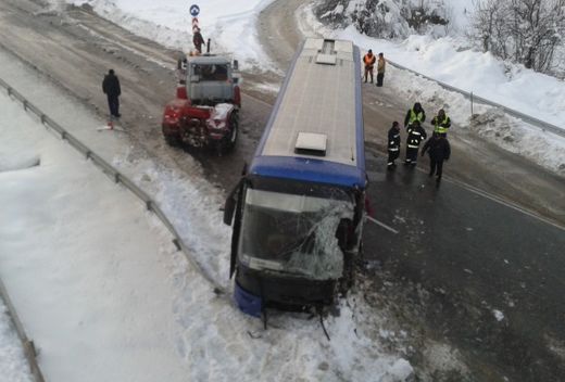 Пътниците в двата катастрофирали автобуса чупили стъклата, за да се спасят (СНИМКИ)