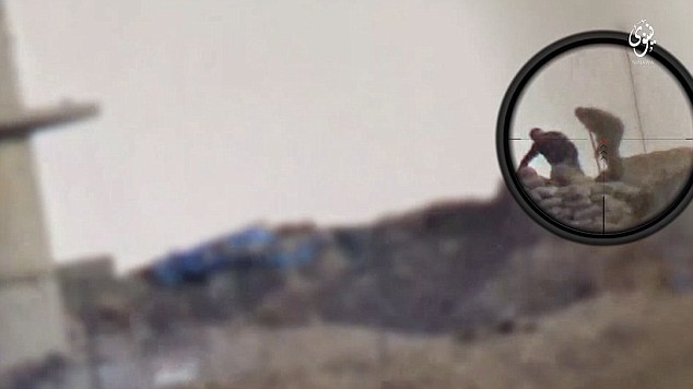 Шокиращо ВИДЕО: Терористите от ДАЕШ заснеха през оптиката на снайпер убийство на боец на съпротивата (18+)