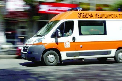 Линейки извозват ранените при зверския сблъсък с два автобуса край Омуртаг