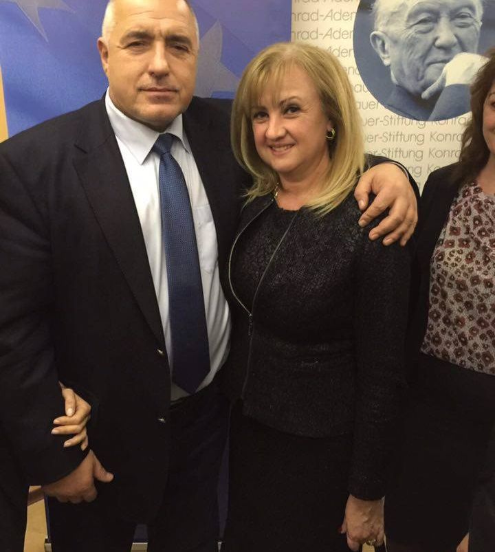 Жените луднаха по Борисов, вият опашки за фото с него (СНИМКИ)