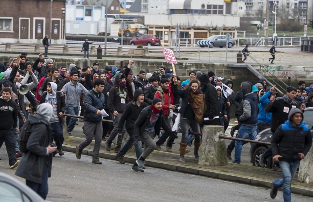 Шок и ужас в Кале! Бежанци щурмуваха пристанище и завзеха ферибот (ВИДЕО)